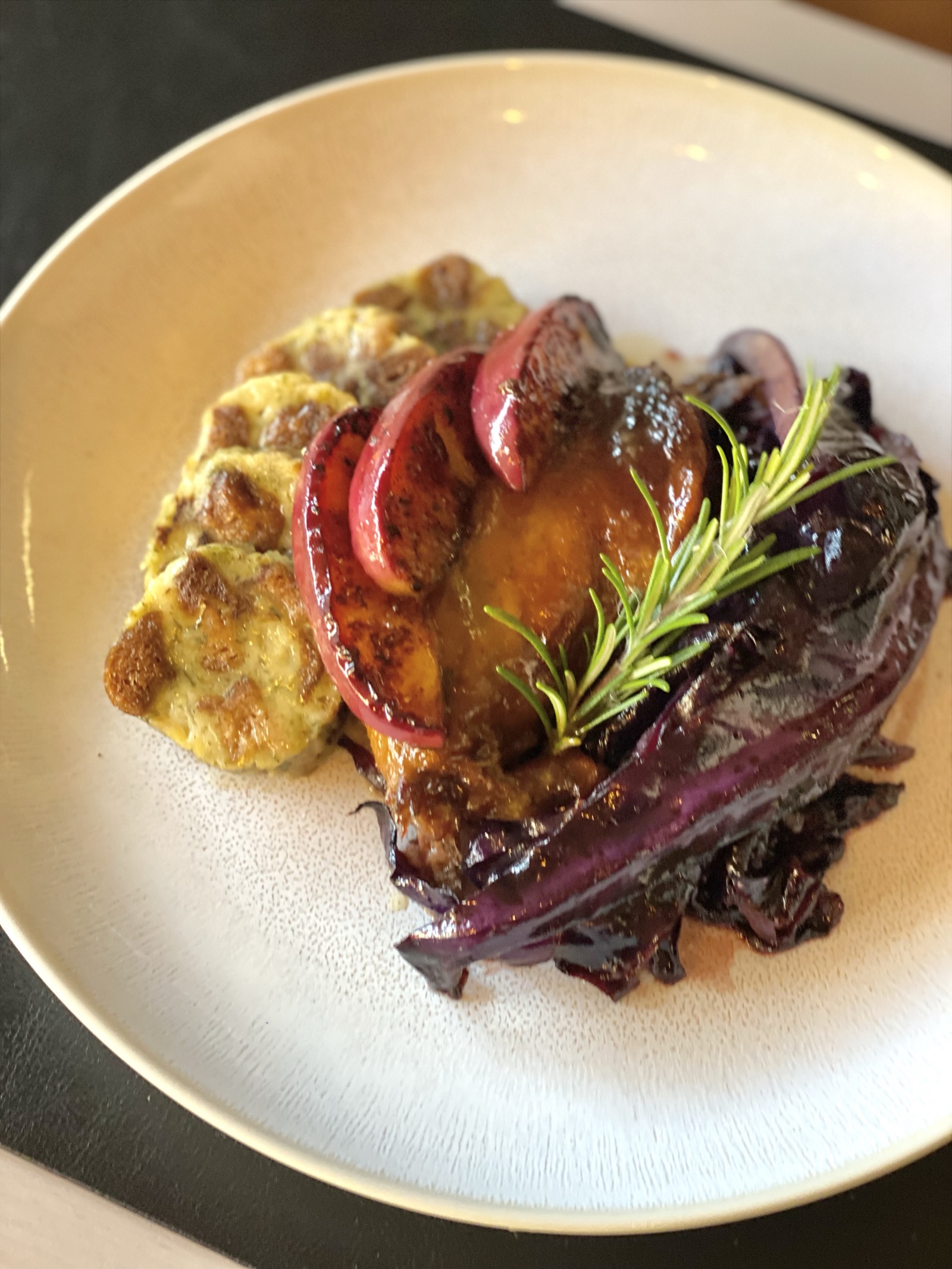 Sült kacsa fogás házi körettel