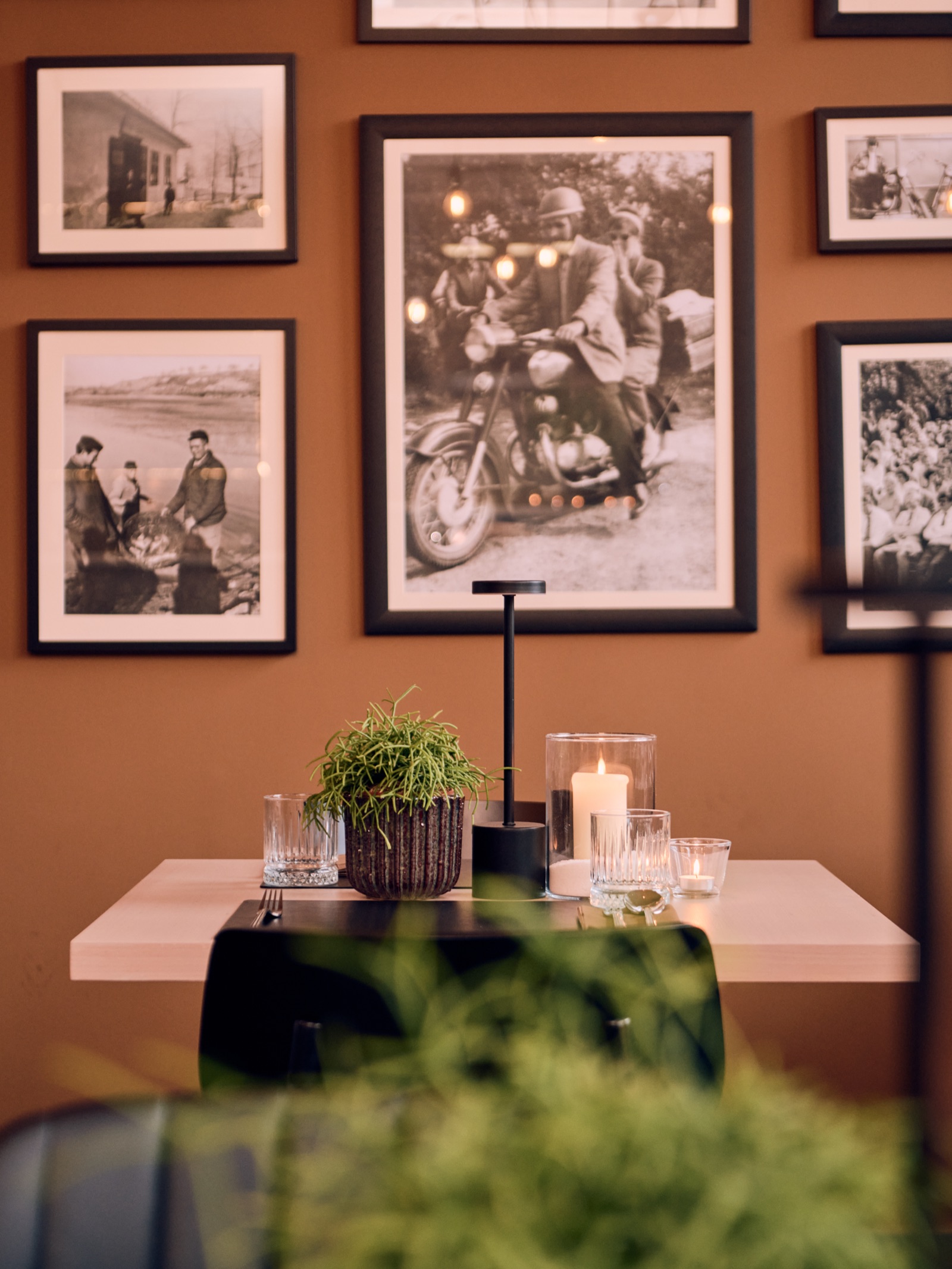 Vintage családi fotók az étterem falán