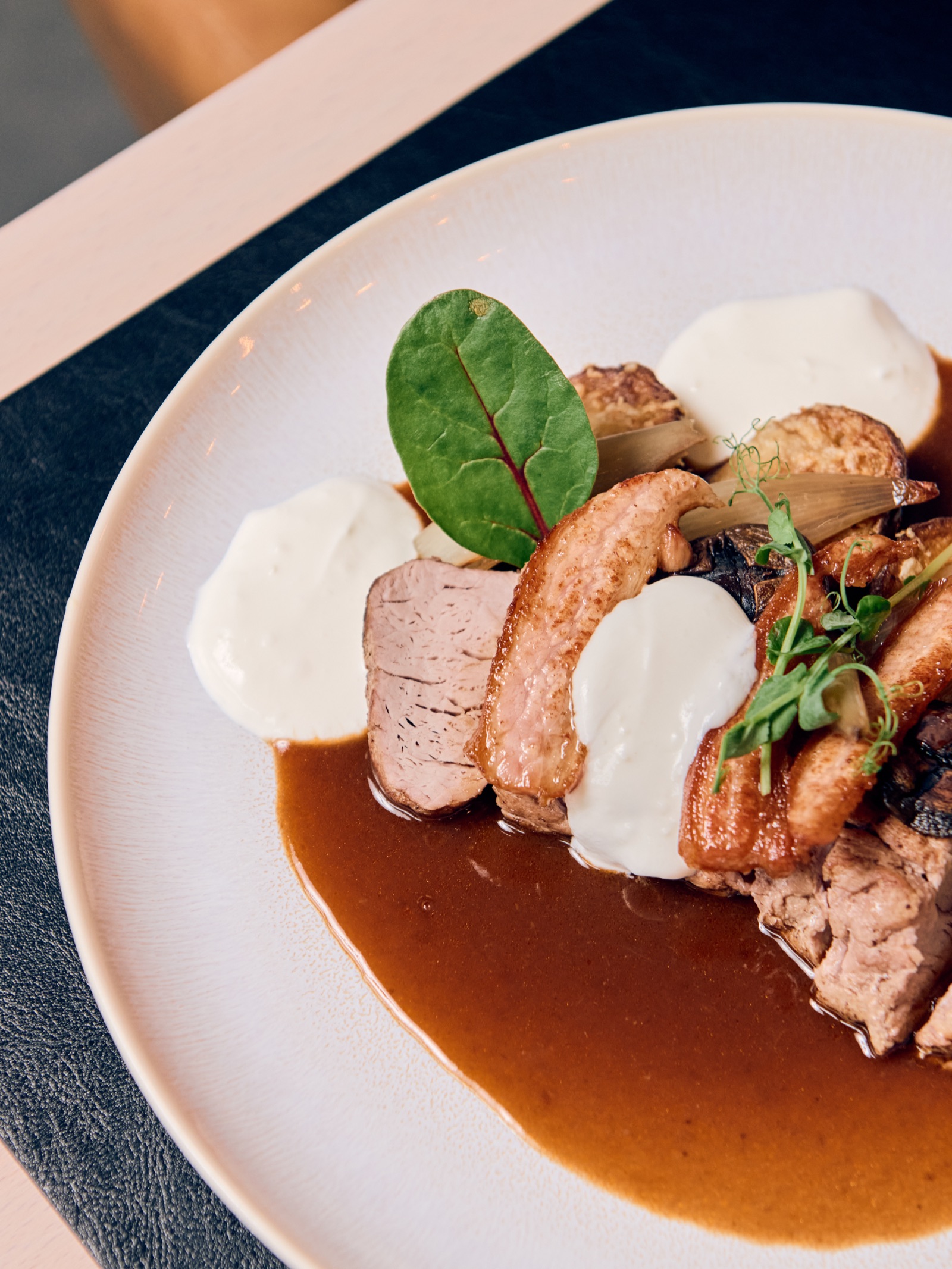 Sertés fogás friss körettel