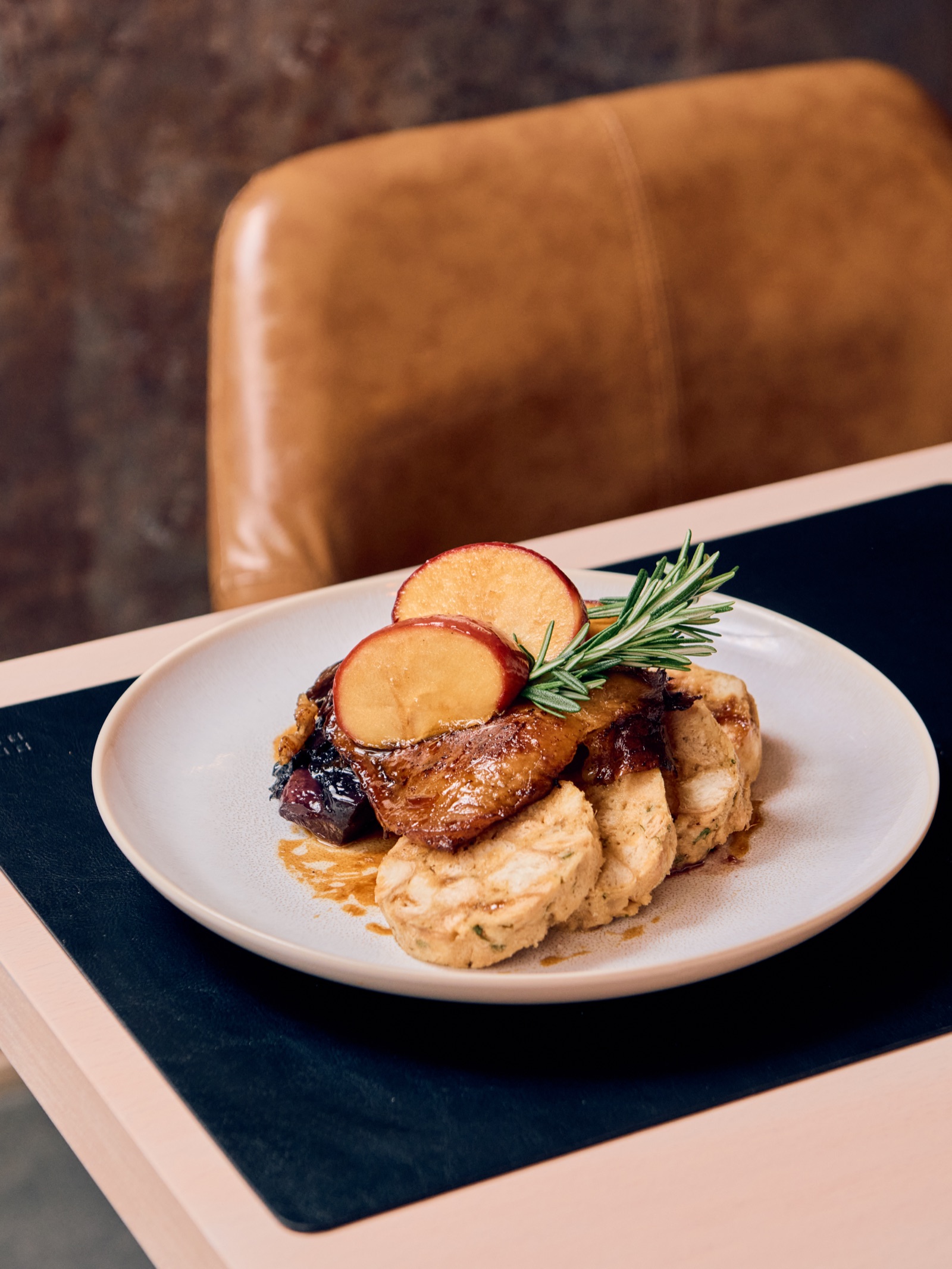 Sült kacsacomb rozmaringgal és sült almával