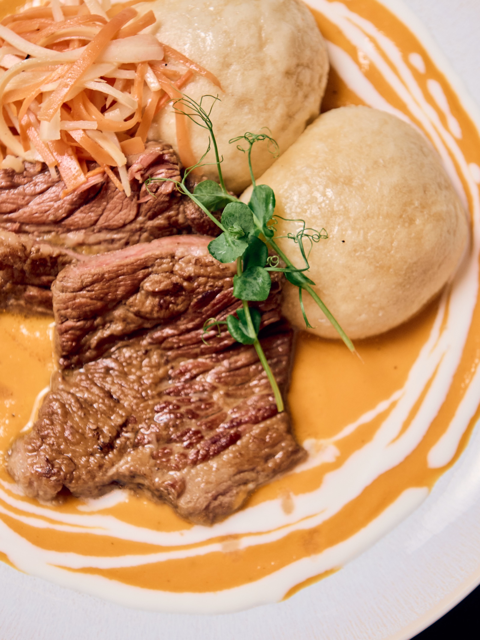 Marha szűzérmék házi knédlivel és tejszínes szósszal